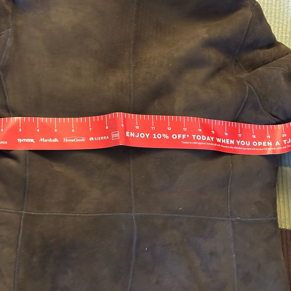 Elegant Dark Brown Women's Jacket Preowned
Pit to pit ~20in West ~19 Long ~27 - Picture 10 of 15